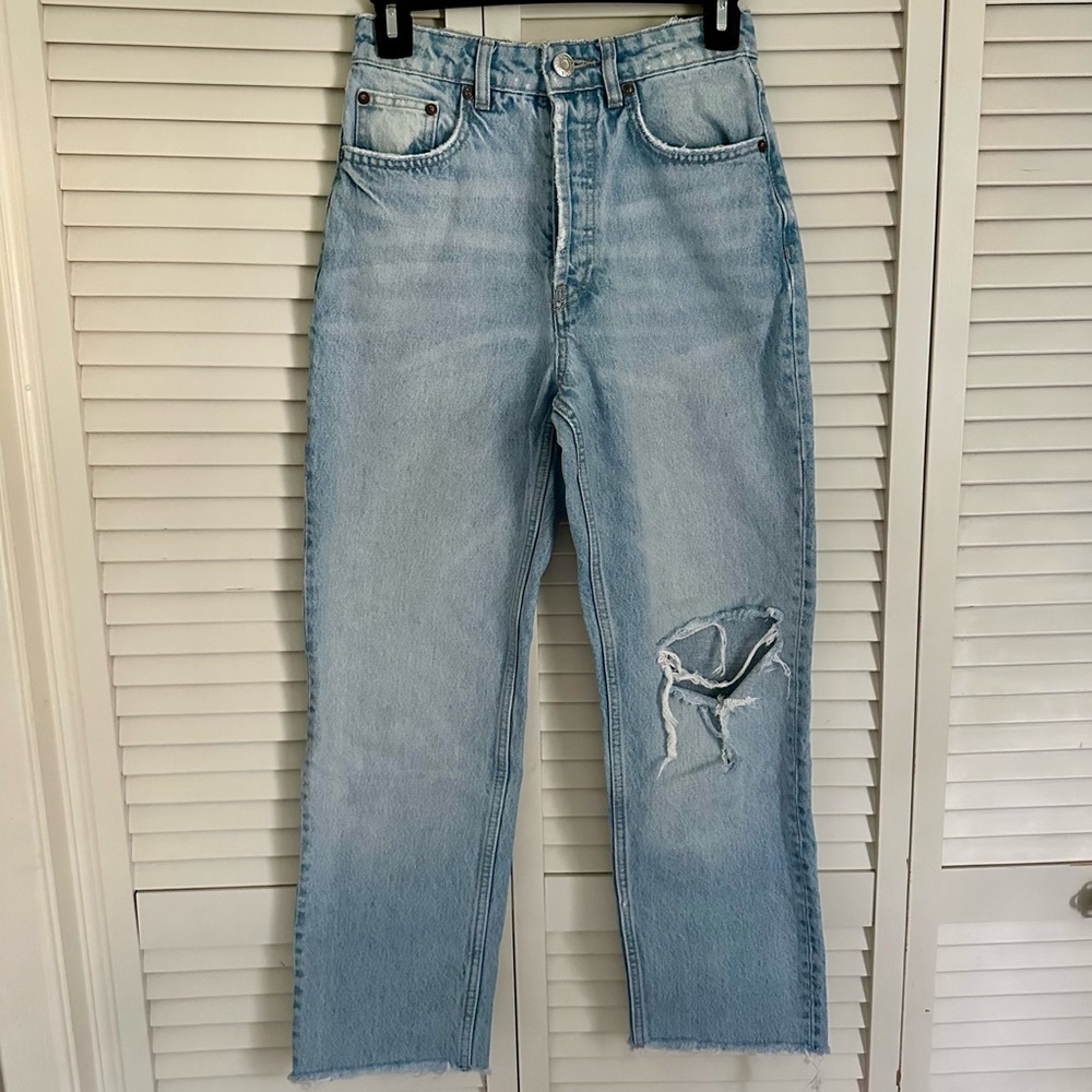 Zara Women’s light wash jeans size US 2